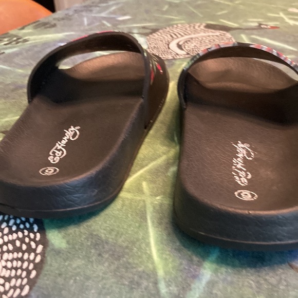 Ed Hardy brand size 6 slides with skulls - Picture 5 of 7